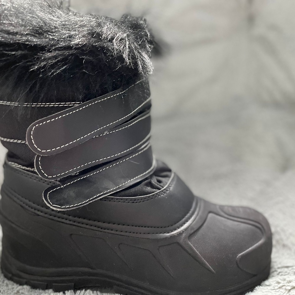 Kids size 5 ski boots rubber & insulation material to keep warm. Ski winter kids